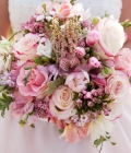 Combinatii de culori pentru nunta: alb si nuante pale (roz, auriu, bleu etc.)