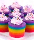 Culori neon: tortul de nunta, masuta cu dulciuri