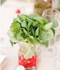 Aranjamente de masa cu legume in vase transparente
